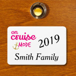 Íman Monograma da porta da cabina<br><div class="desc">Enfeite divertida para sua porta de stateroom. Em modo de cruzeiro,  a rosa,  com uma âncora falsa dourada. Personalize o nome e o ano. O estilo e a cor da fonte para o nome e o ano podem ser personalizados para se adequarem ao seu estilo.</div>