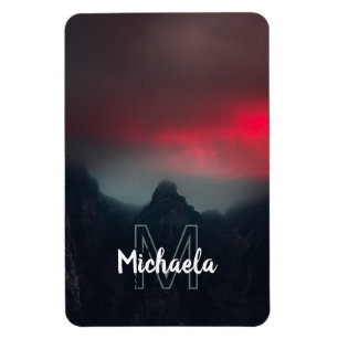 Íman Monograma de nuvens, neblina e montanhas