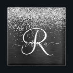Íman Monograma do Sparkle Preto com Glitter de Prata Pe<br><div class="desc">Personalize facilmente este elegante design de ímã modesto com brilho bonito prateado cintilante em um fundo metálico escovado preto.</div>