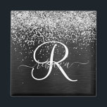 Íman Monograma do Sparkle Preto com Glitter de Prata Pe<br><div class="desc">Personalize facilmente este elegante design de ímã modesto com brilho bonito prateado cintilante em um fundo metálico escovado preto.</div>