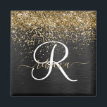 Íman Monograma Dourado de brilho preto com brilho perso<br><div class="desc">Personalize facilmente este elegante design de ímã modesto com brilho bonito de ouro brilhante num fundo metálico escovado preto.</div>