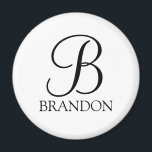 Íman Monograma e Nome de Script Personalizado<br><div class="desc">Monograma personalizado e Dif de nome apresentam um monograma personalizado no estilo de fonte do script clássico preto e o nome no estilo de fonte do serif clássico preto em fundo branco. Perfeito como presentes de férias,  reunião familiar favorece e para quaisquer ocasiões especiais.</div>