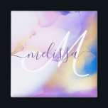 Íman Monograma Elegante de Pintura Dourada de Abstrato<br><div class="desc">Personalize facilmente este estilo glamouroso,  abstrato lilac,  tinta aquática e fundo de pulverização em ouro falso,  com os seus detalhes personalizados.</div>