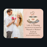 Íman Monogramas de copa de café esmagado salva a data<br><div class="desc">O amor está se formando! Pressione a sua alegria pelas vossas núpcias vindouras com um amor latto com estes imã salve o dia de café bonito em creme, castanho, pincel e tons prateados com uma xícara de café que pode ser monograma com as iniciais e monograma da noiva e do...</div>