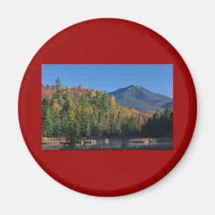 Íman Montanha de Whiteface sobre pouca lagoa de