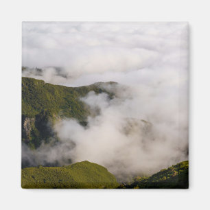 Íman montanhas da Madeira em nuvens nebulosas, natureza