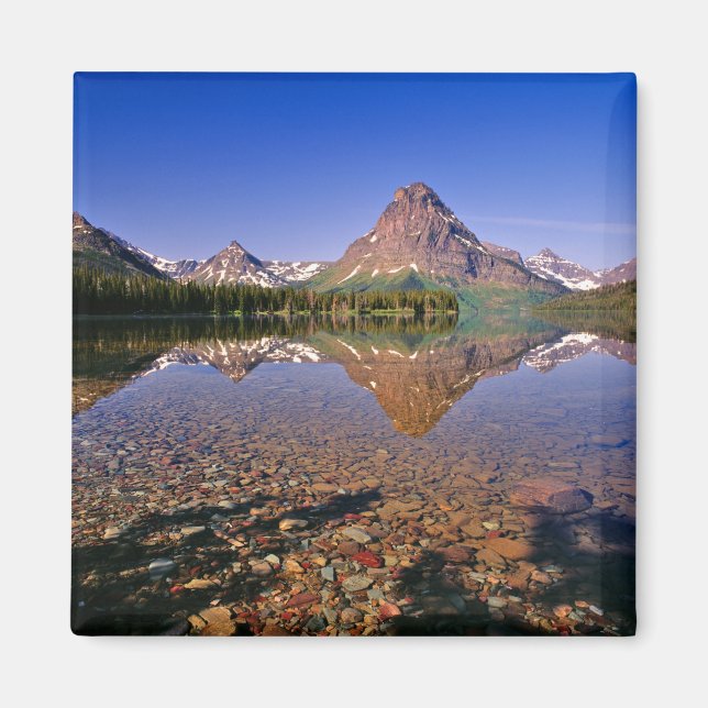 Íman Montanhas refletem no calmo lago Two Medicine em (Frente)
