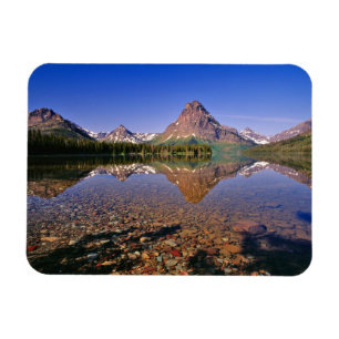 Íman Montanhas refletem no calmo lago Two Medicine em