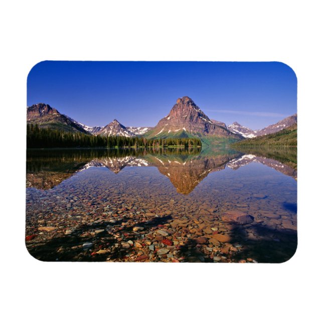 Íman Montanhas refletem no calmo lago Two Medicine em (Horizontal)