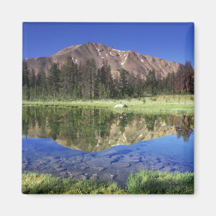 Íman Montanhas Sawtooth refletidas no Fourth of July
