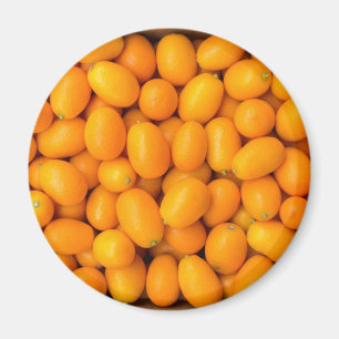 Íman Montão de kumquats alaranjados na caixa de cartã
