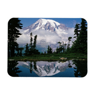Íman Monte Rainier refletido em um lago de montanha