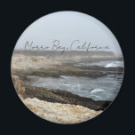 Íman Morro Bay California Coastal Photography<br><div class="desc">A foggy overcast day in Morro Bay California with the ocean waves hitting the rocks on the shore in this beach photograph souvenir. This seaside travel photo keepsake magnet features black cursive script above the beach rocks and grey sky.</div>