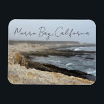Íman Morro Bay California Ocean Cliffs Photography<br><div class="desc">A foggy overcast day in Morro Bay California with the ocean waves hitting the rocks on the shore in this beach photograph souvenir. This seaside travel photo keepsake magnet gift features black cursive script above the beach rocks and grey sky.</div>