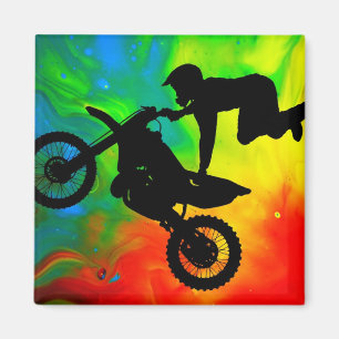 Íman Motocrossing em um solar alarga-se acima