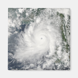 Íman Movimentos de Giri do ciclone em terra sobre Burma