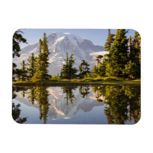 Íman Mt. Rainier refletido em um tarn perto de Plummer 