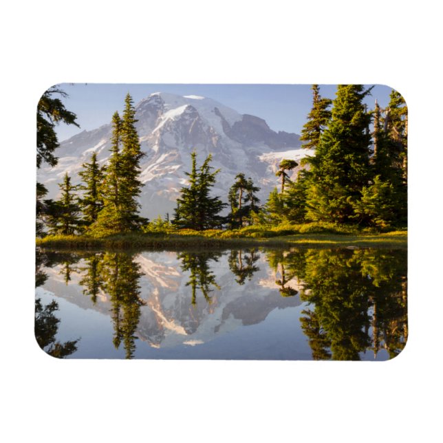 Íman Mt. Rainier refletido em um tarn perto de Plummer  (Horizontal)