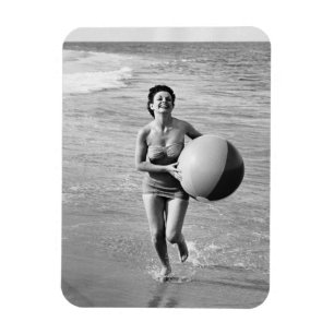 Íman Mulher com uma bola de praia