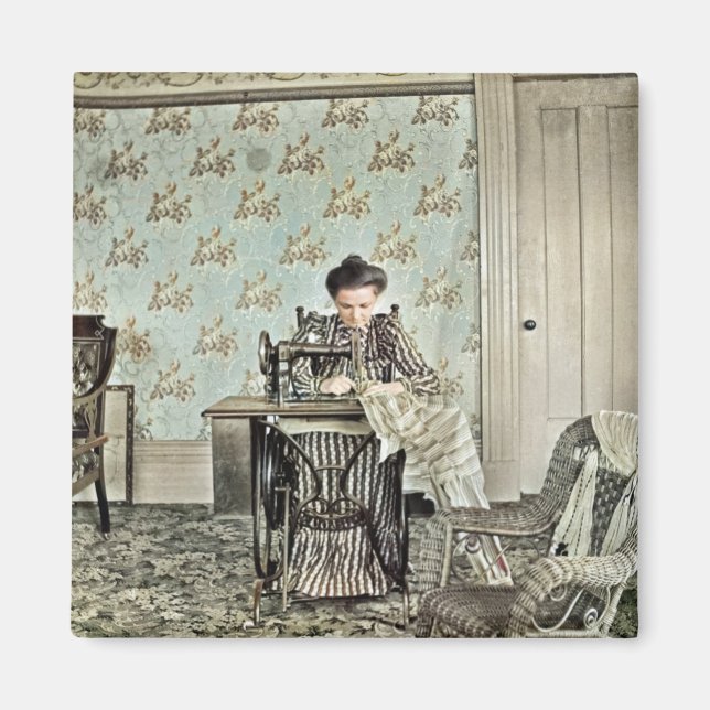 Íman Mulher de 1890 em máquina de costura Foto pintada (Frente)