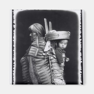 Íman Mulher do Navaho que leva um papoose nela para