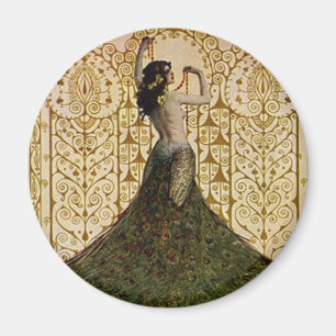 Íman Mulher em uma saia do pavão