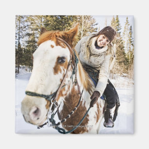 Íman Mulher no cavalo fora durante o inverno