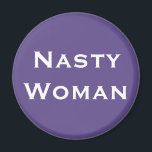 Íman Mulher Nojenta, Texto Branco Negrito sobre Violeta<br><div class="desc">Adicione um talento político rebelde ao seu frigorífico, armário e armários de arquivos com ímanes personalizados que leiam: "Mulher Desagradável" em texto branco a negrito sobre fundo violeta. Para uma cor de fundo diferente, clique em "Personalizar" e selecione uma cor de fundo impressa na barra lateral. Clique em "Adicionar ao...</div>