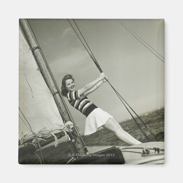Íman Mulher segurando Rigging em Yacht (Frente)