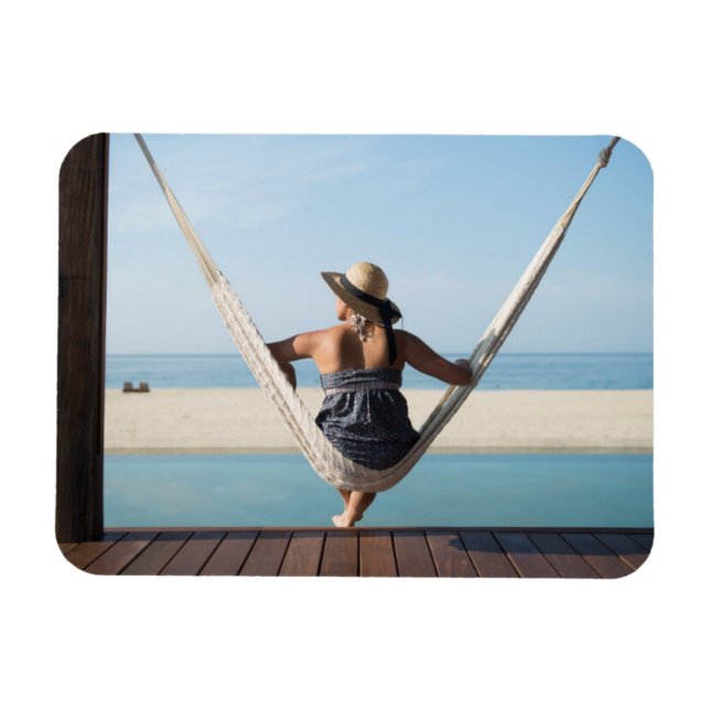 Íman Mulher Sentada Em Um Hammock Num Pequeno Hotel (Horizontal)