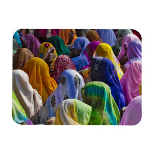 Íman Mulheres em saris colorido se reúnem