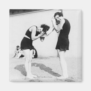 Íman Mulheres que secam seu cabelo na praia