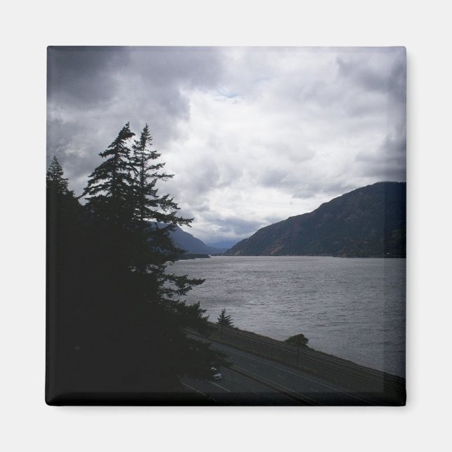 Íman Multnomah Cai na Estrada Cênica (Frente)