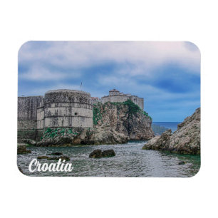 Íman Muros de fortaleza, costa rochosa e mar na Croácia