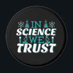 Íman Na Science We Trust Cote - Professor<br><div class="desc">Na citação de Science We Trust. A ciência bonita, artística, engraçada fala com uma reviravolta religiosa. Arte tem microscópio e equipamento experimental de frasco para professora de ciências masculina ou feminina. > Use para a apreciação de professores de Ciência, Química, Biologia ou geek de Física, ou crianças nerd de cientistas....</div>