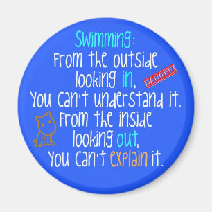 Íman Nadando olhando para fora