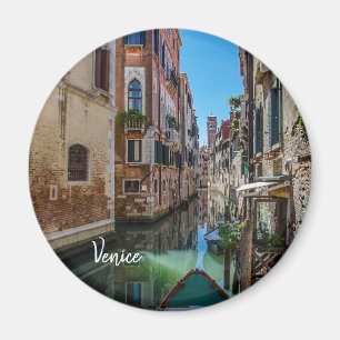 Íman Narrow street with canal in Venice