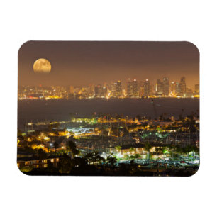 Íman Nascer da lua sobre a silhueta de San Diego