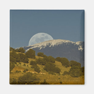 Íman Nascer da lua sobre as montanhas Sangre de Cristo,