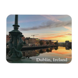 Íman nascer do sol ao longo do rio Liffey, em Dublin, I