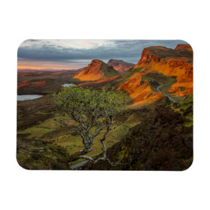 Íman Nascer do sol em montanhas de Quiraing em Skye,