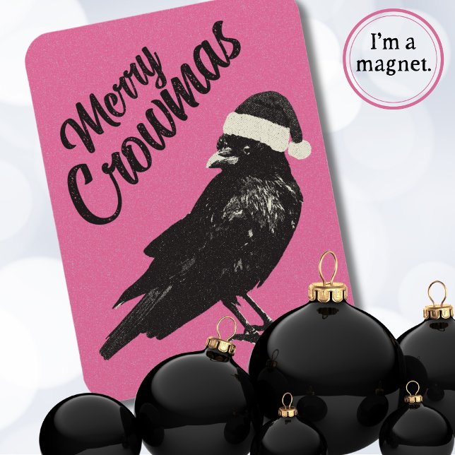 Íman Natal Feliz Corvo de Natal Rosa  (Pink and black Christmas magnet features a cute crow with a Santa hat and the saying "Merry Crowmas")