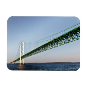 Íman Navegando sob a ponte Mackinac