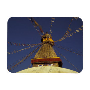 Íman Nepal, Kathmandu. Sob bandeiras de oração, cuida