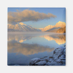 Íman Névoa sobe do Lago McDonald em uma tarde muito fri