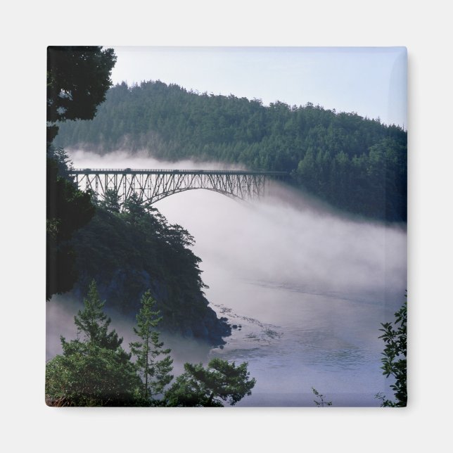 Íman Nevoeiro deriva sob a ponte Deception Pass em (Frente)