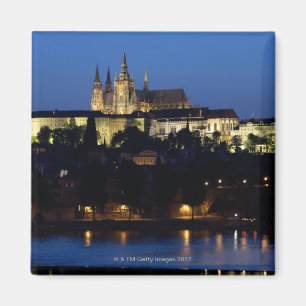 Íman Nighttime em Praga, república checa