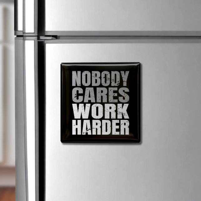 Íman Ninguém se preocupa com trabalhar duro na motivaçã (Stay motivated daily with a "Working Hard" refrigerator magnet—your reminder to keep pushing!)