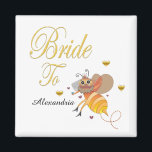 Íman Noiva De Ser A Personalização Do Casamento De Bebi<br><div class="desc">Noiva de ser a Bee Bridal Personalizar Magnet tem uma linda noiva divertida Abelha de Mel nela. É divertido para a Noiva ter e dar como presente durante o chá de panela. Personalize com o nome dela.</div>