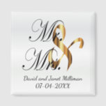 Íman Noiva e noivo| Sr. & Sra. Wedding Keepsasakr<br><div class="desc">O Dia Do Casamento Favorece Os Magnets. Uma Guarda do Dia do Casamento da Noiva e do Groom pronto para personalizar. ⭐ Este Produto é 100% Personalizável. Gráficos e/ou texto podem ser adicionados, excluídos, movidos, redimensionados, alterados, girados etc... ⭐ 99% dos meus designs na minha loja são feitos em camadas....</div>